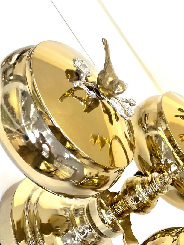 گل و کنجشک کار شده روی درب از جنس برنج میباشد