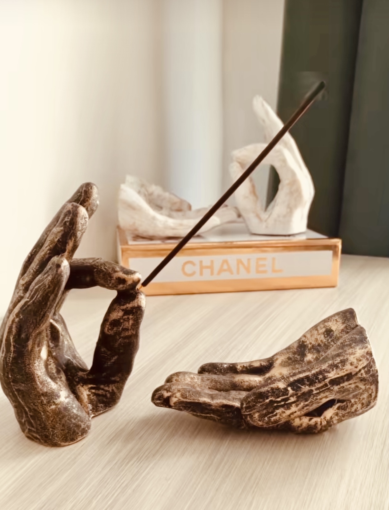 جاعودی دکوری دو تکه طرح دست | جنس پلی‌رزین | پتینه مشکی طلایی