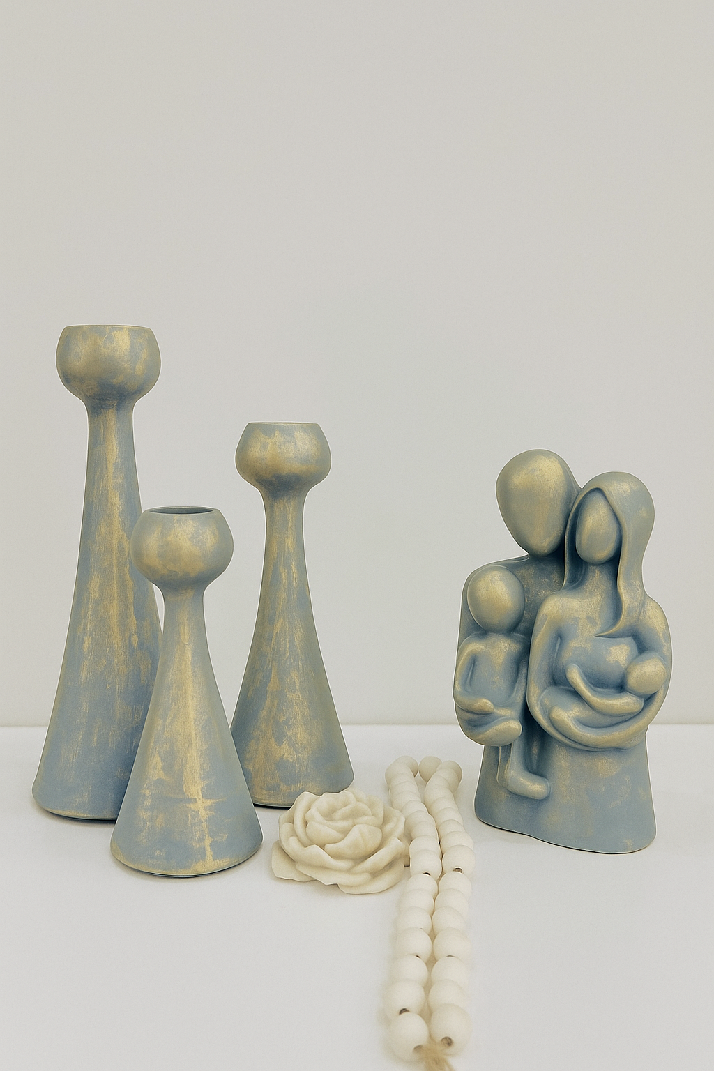 «ست خانواده چهار نفره همراه با شمعدون دوتایی ایفل، ترکیبی خاص و هنری برای دکوراسیون منزل و هدیه‌های ویژه. طراحی ظریف، کیفیت ممتاز و مناسب برای میز پذیرایی، کنسول و هدیه خاص.»