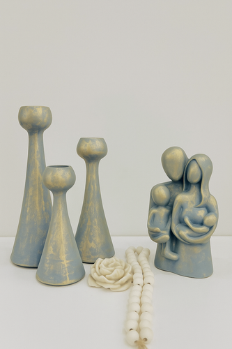 «ست خانواده چهار نفره همراه با شمعدون دوتایی ایفل، ترکیبی خاص و هنری برای دکوراسیون منزل و هدیههای ویژه. طراحی ظریف، کیفیت ممتاز و مناسب برای میز پذیرایی، کنسول و هدیه خاص.»