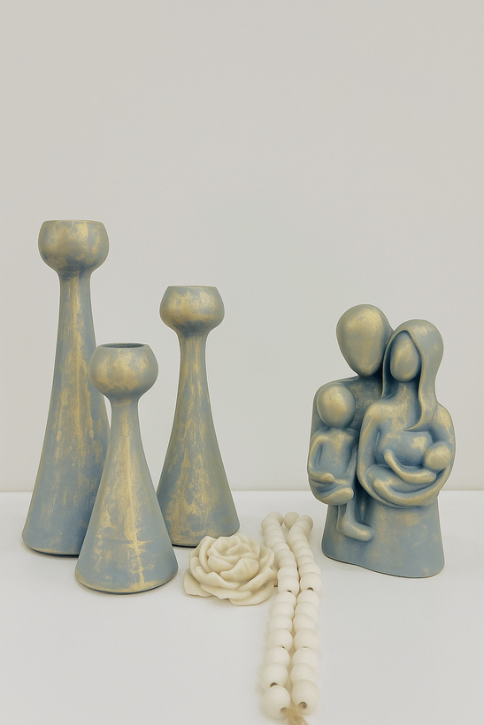 «ست خانواده چهار نفره همراه با شمعدون دوتایی ایفل، ترکیبی خاص و هنری برای دکوراسیون منزل و هدیههای ویژه. طراحی ظریف، کیفیت ممتاز و مناسب برای میز پذیرایی، کنسول و هدیه خاص.»