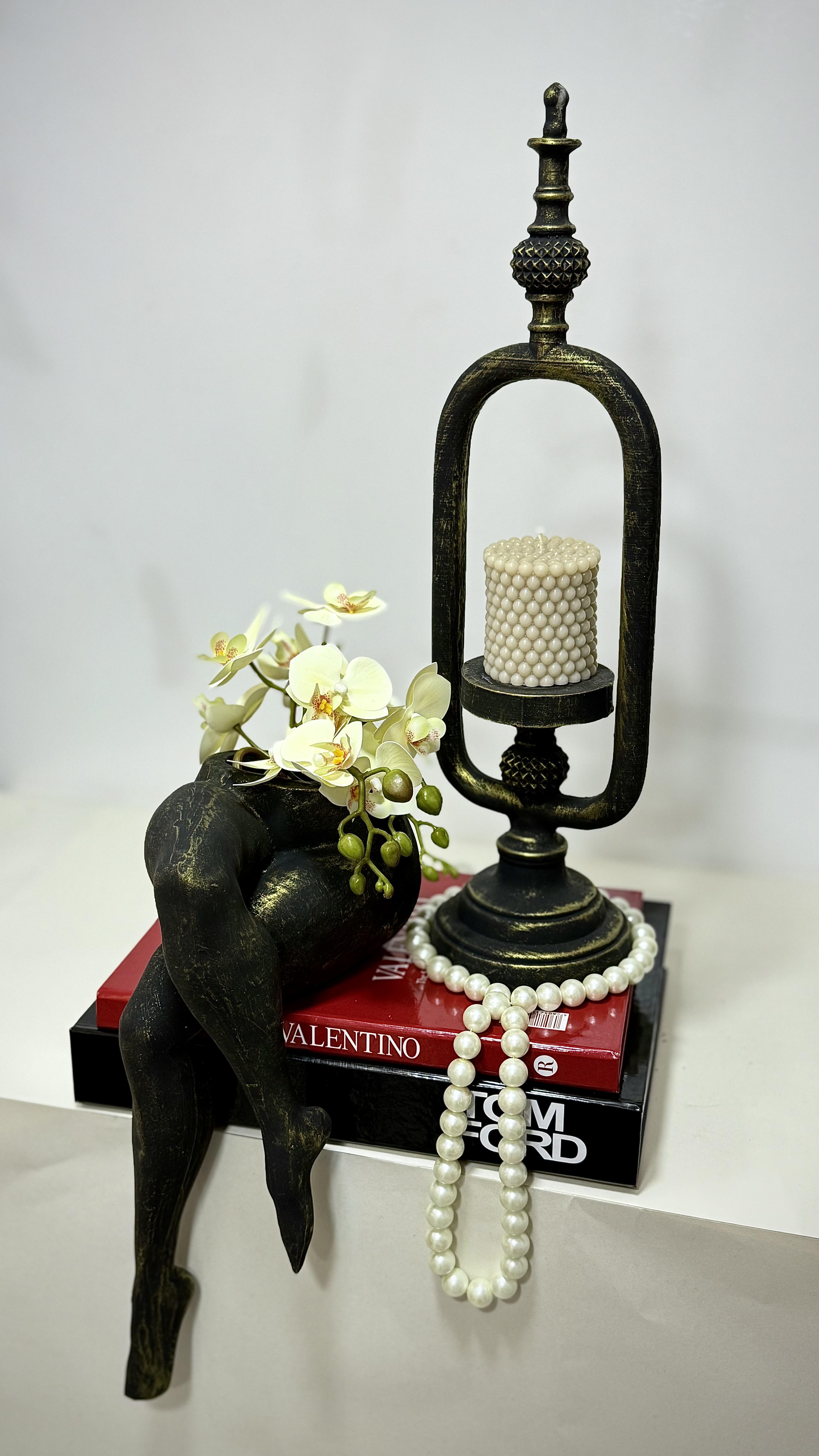 ست شامل گلدون پا گل ارکیده ، فانوس وشمع و دو عدد کتاب دکوراتیو