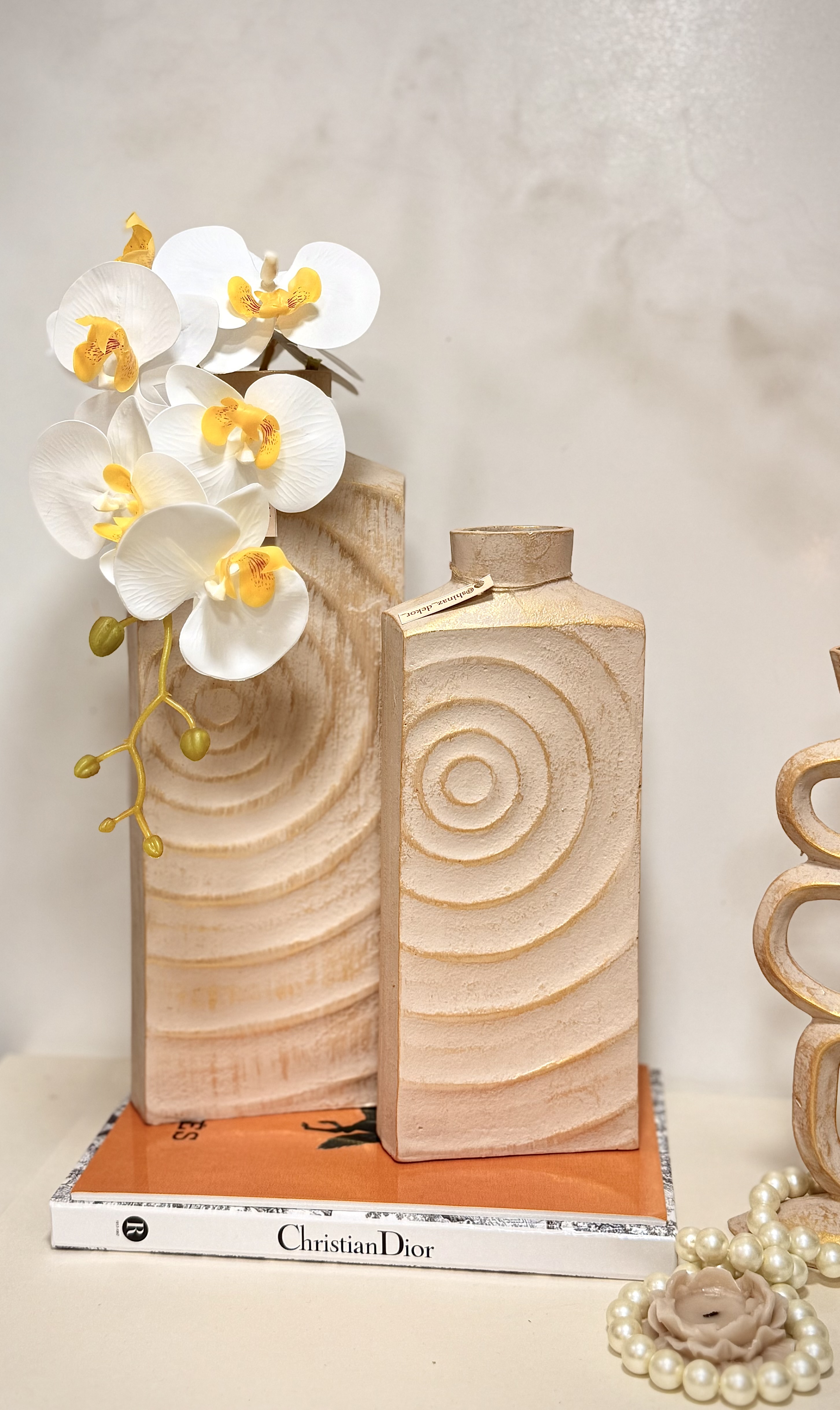 نمای نزدیک گلدان هارمونی با پتینه طلایی و گل ارکیده سفید