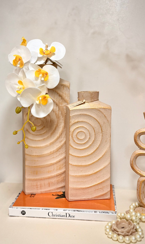 نمای نزدیک گلدان هارمونی با پتینه طلایی و گل ارکیده سفید