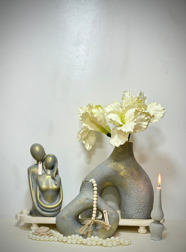 چیدمان ست دکوری پافیلی و کاپل روی میز کنسول با شمع روشن