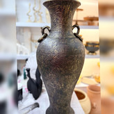 گلدان سفالی پتینه شده از نمای نزدیک